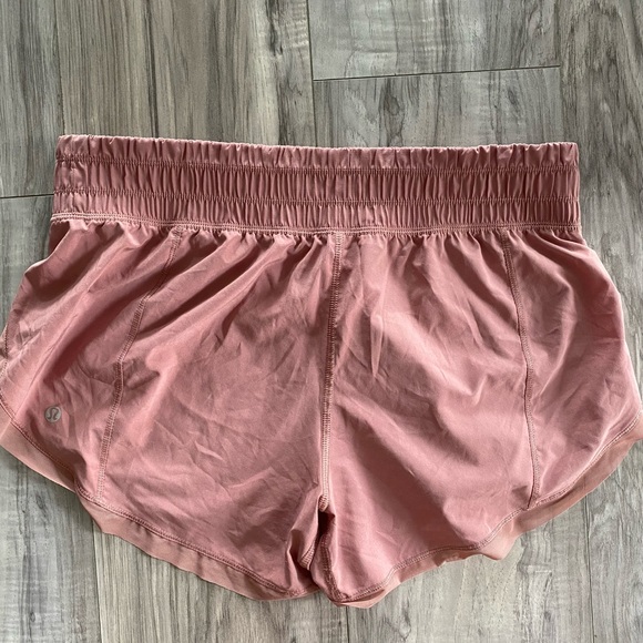 Rose mid-rise Lululemon shorts - Picture 2 of 6